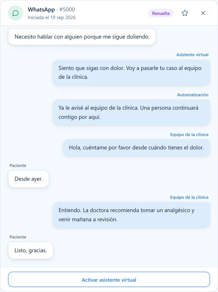 Chat de WhatsApp en el portal: el asistente virtual escala, el equipo de la clínica atiende y la conversación queda resuelta.